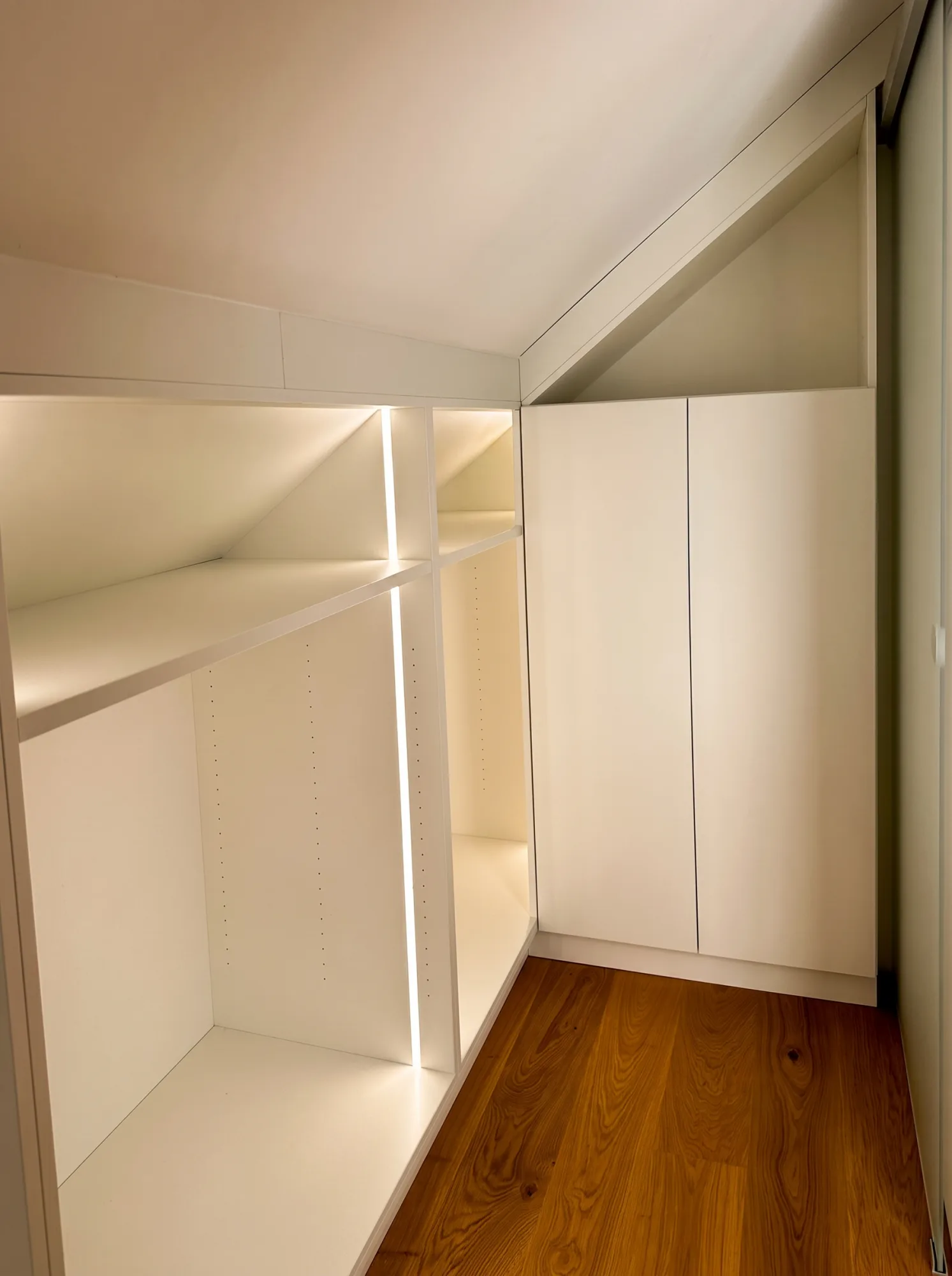 Einbauschrank an der Dachschräge: So planen Sie den Stauraum richtig