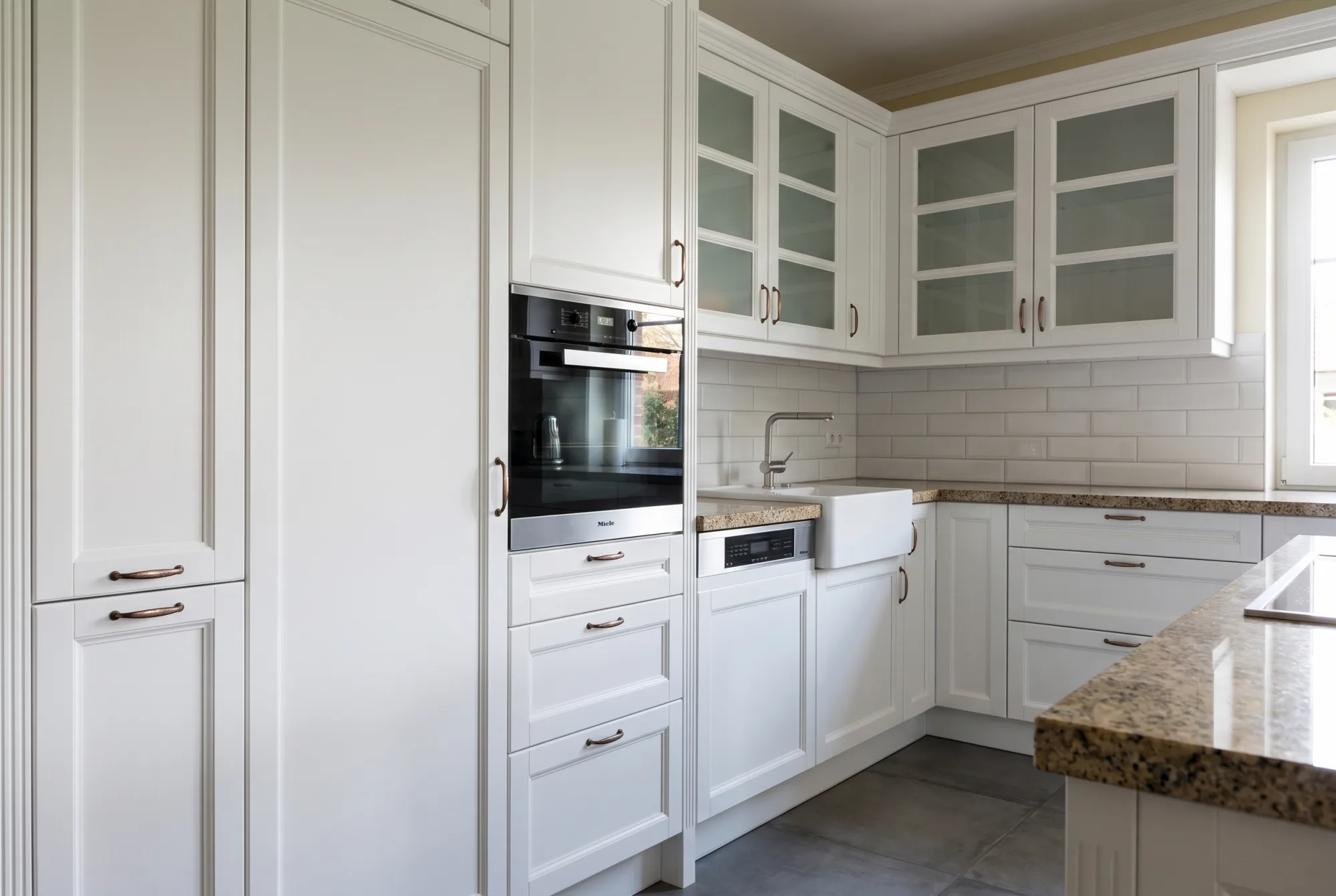 Klassische Einbauküche mit Hochschrank-Backofen und Landhaus-Spüle