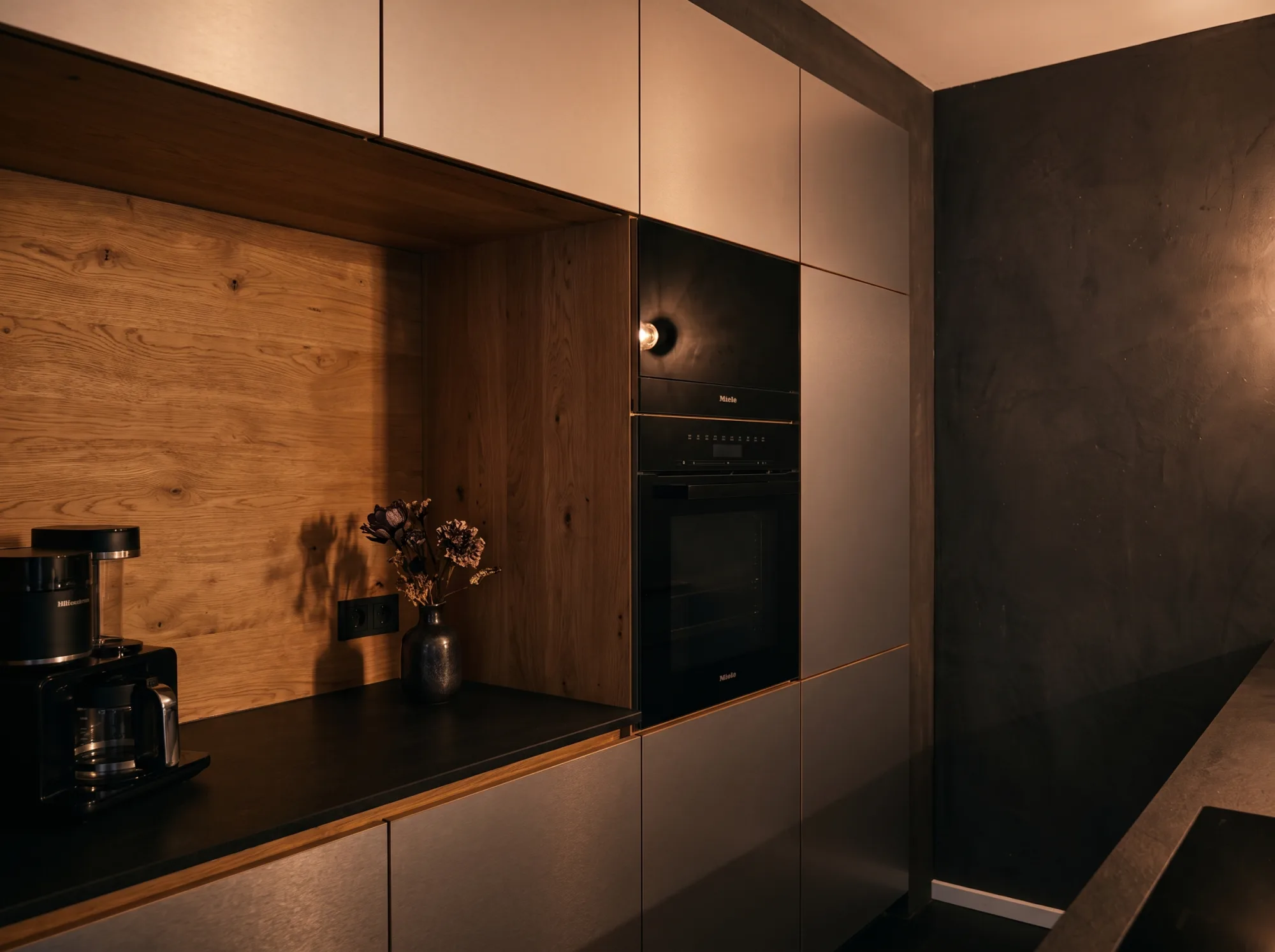 Küchendetail mit Eiche-Nische, Kaffeestation und eingebautem Backofen