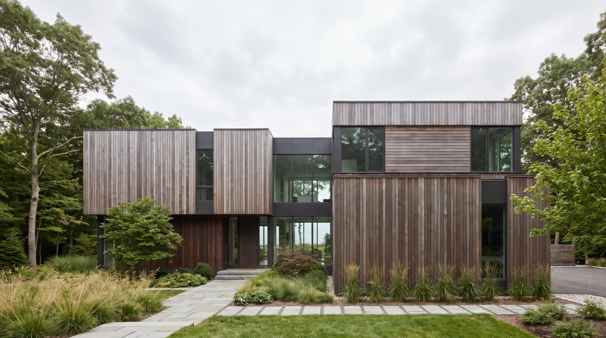Thermoholz-Fassade eines modernen Hauses im Tageslicht