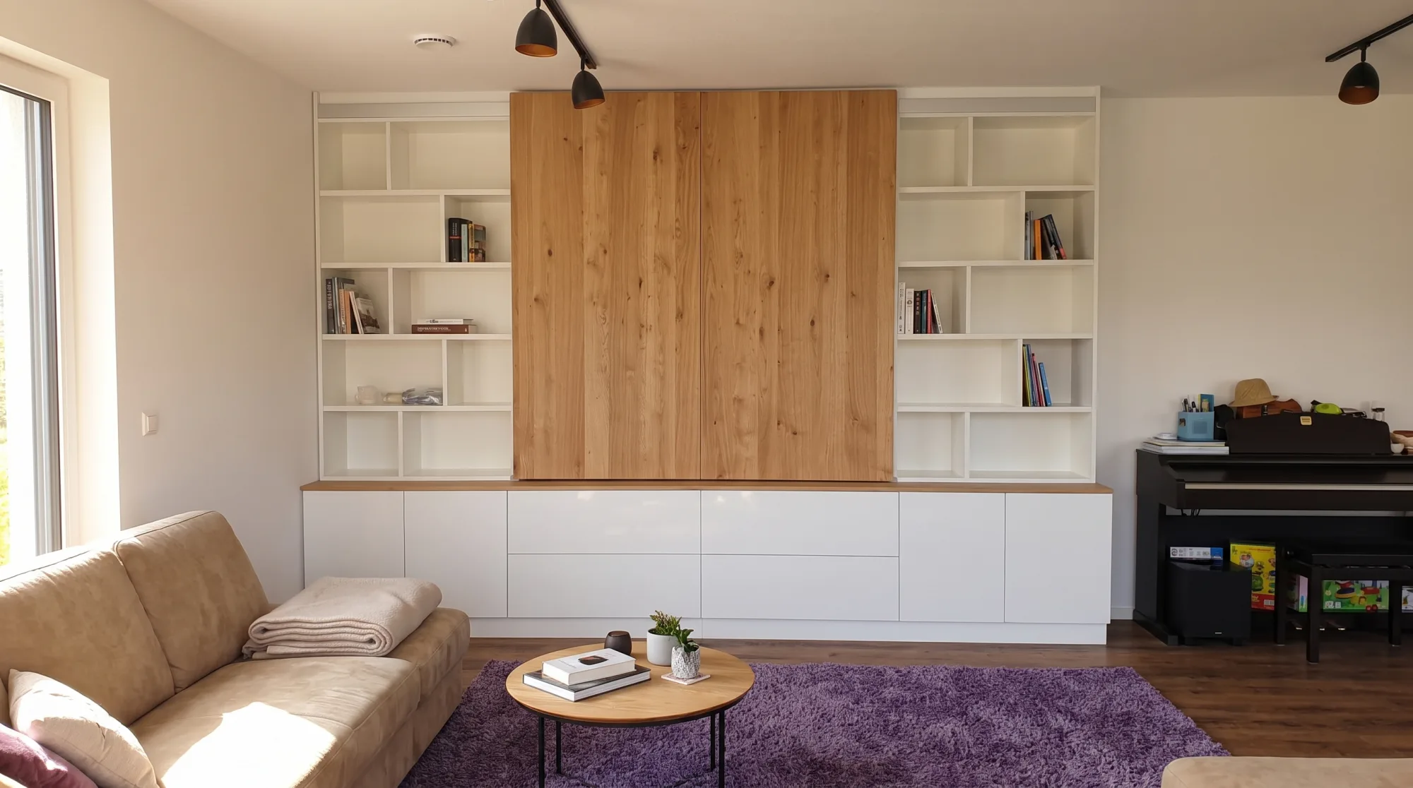 Weiße Wohnwand nach Maß mit Sideboard, Eiche-Front und offenen Regalfächern im Wohnzimmer