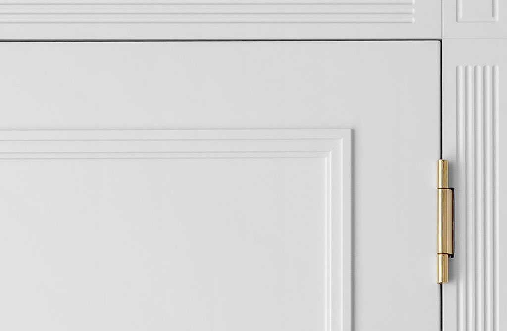 Aufwendige handwerkliche Details einer Stiltür aus Holz
