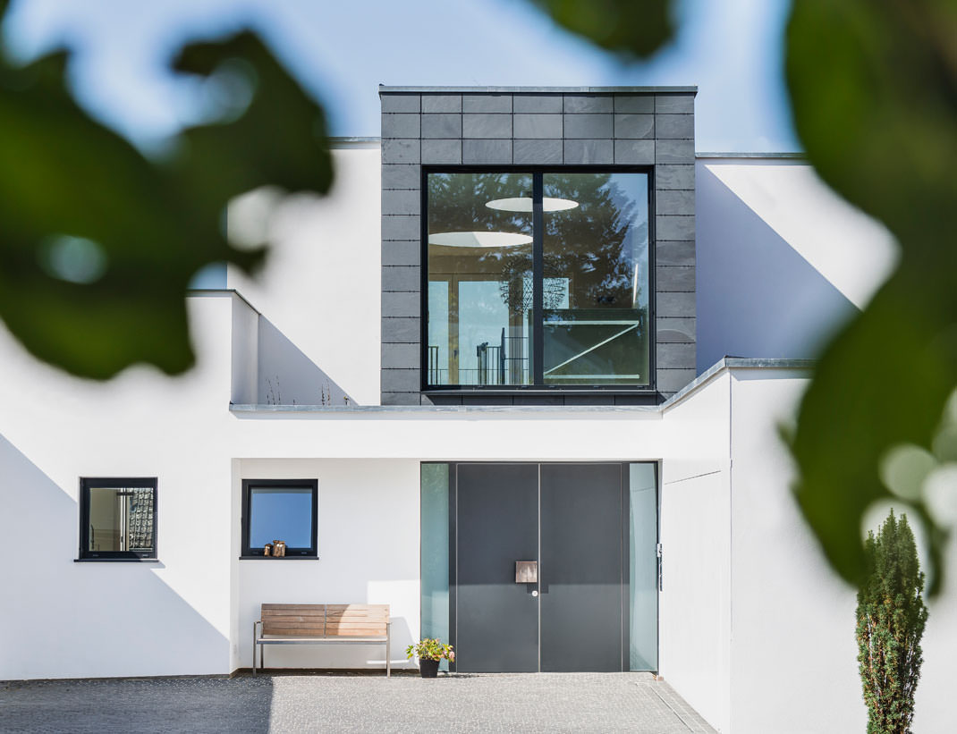Moderne Haustür in kräftiger Farbe nach Maß
